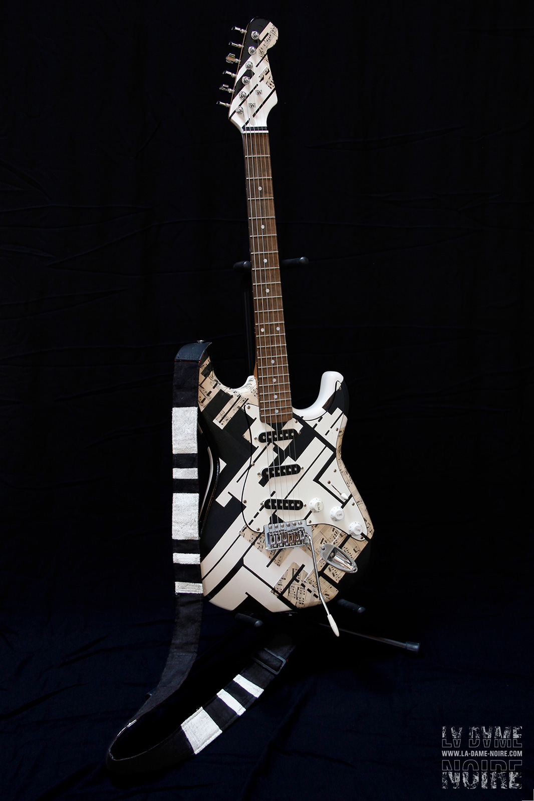 Guitare électrique customisée en noir et blanc