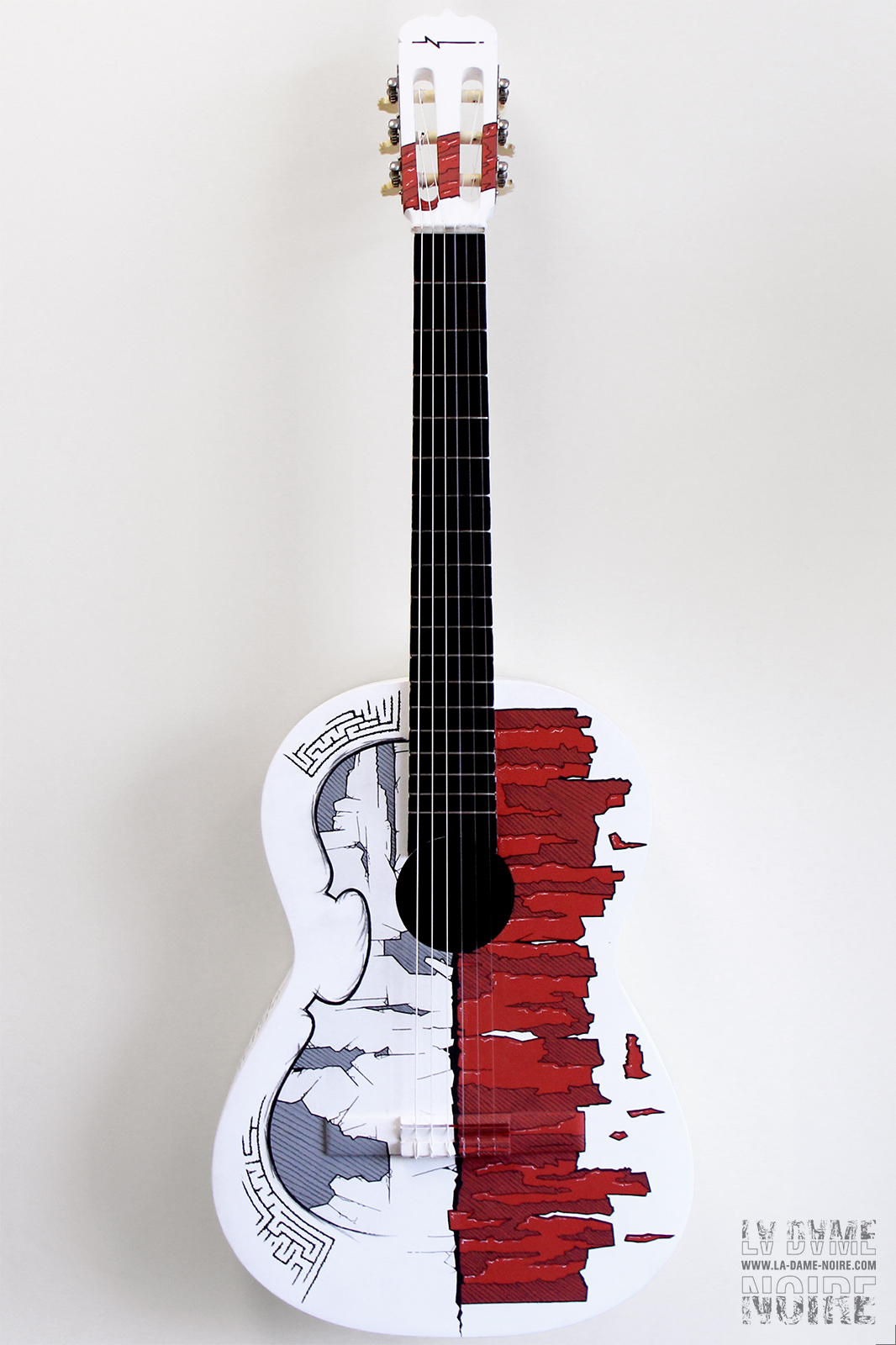 Vue globale de la guitare customisée en noir et blanc