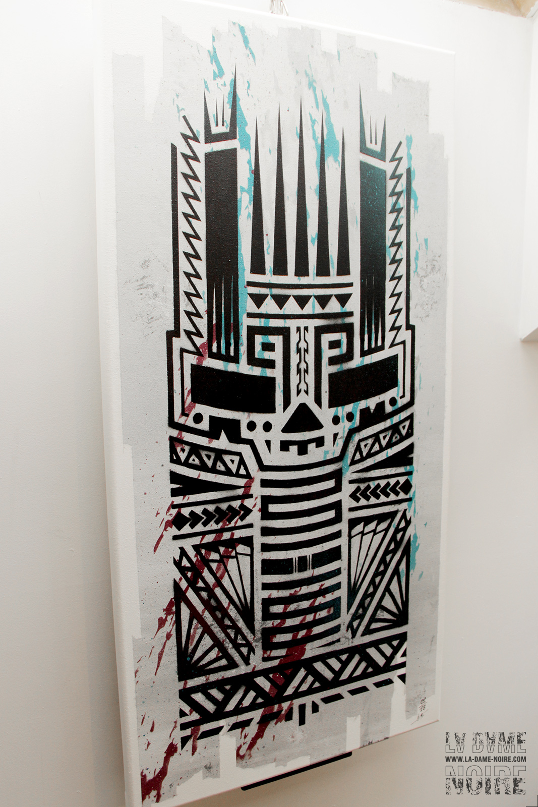 Side view of a painting with a skull like polynesian's tattoo style