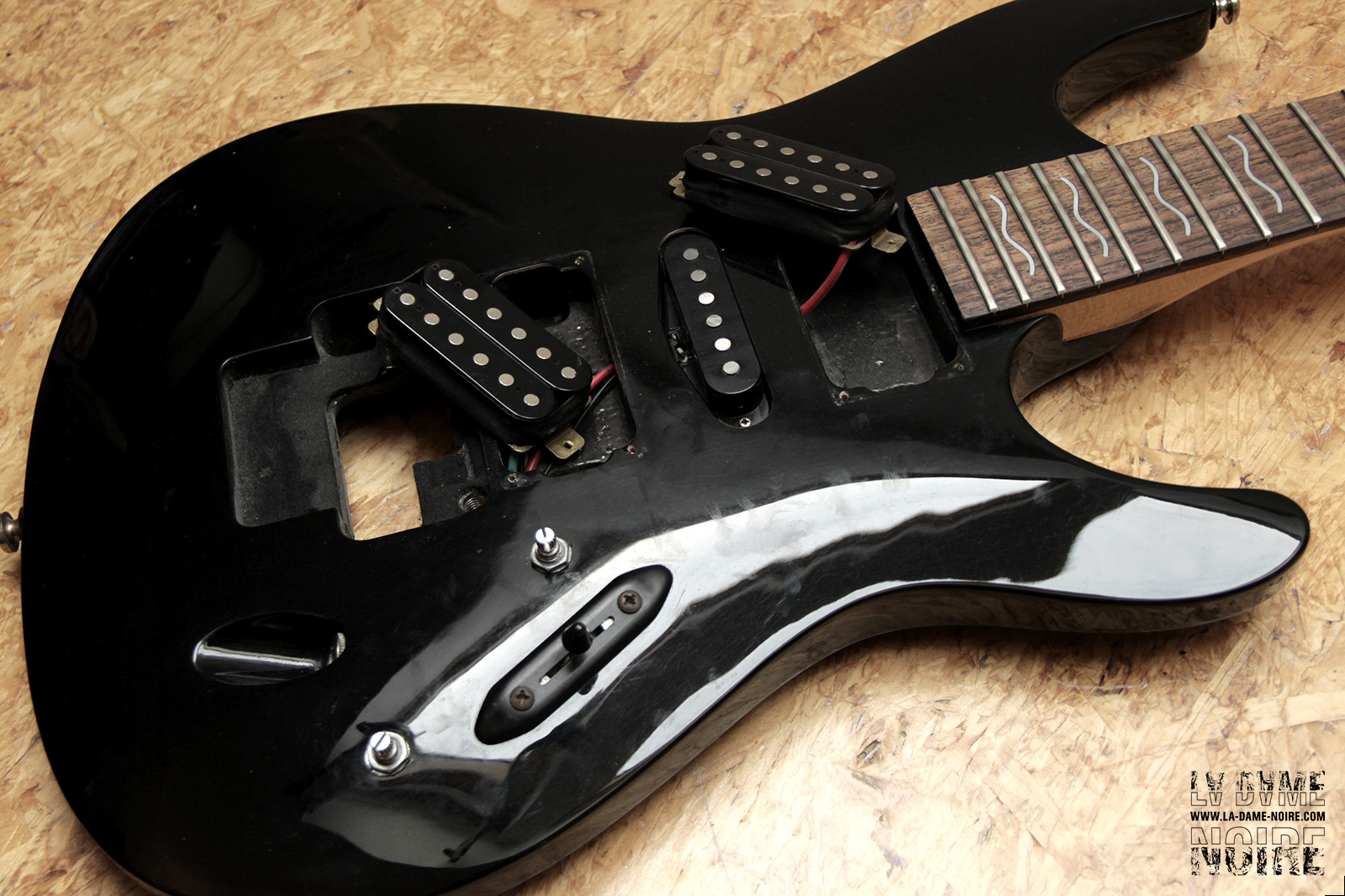 Photo du corps de la guitare Ibanez S470 dénudée de son chevalet