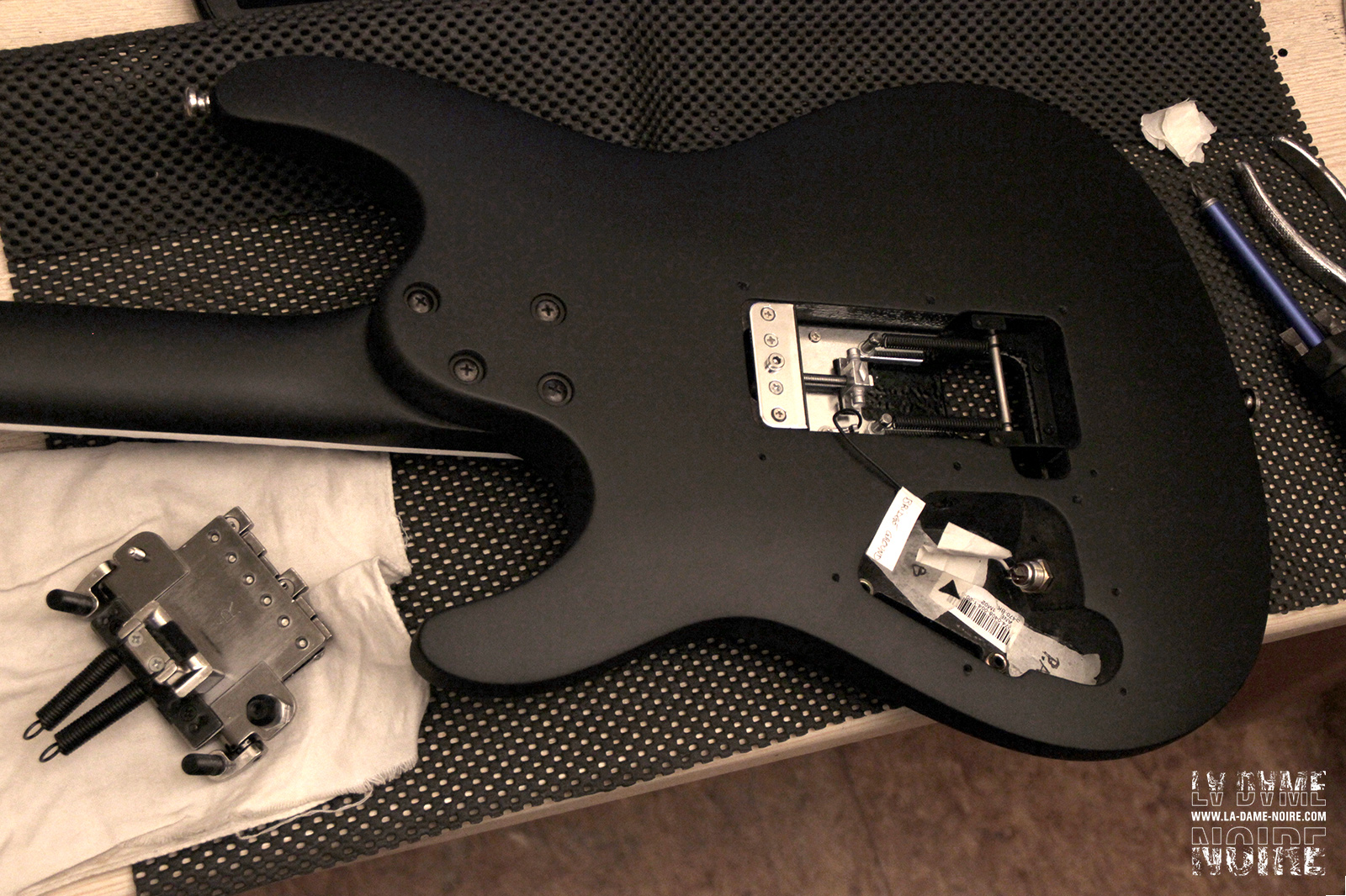 Photo de la guitare repeinte en noir avant le montage du chevalet